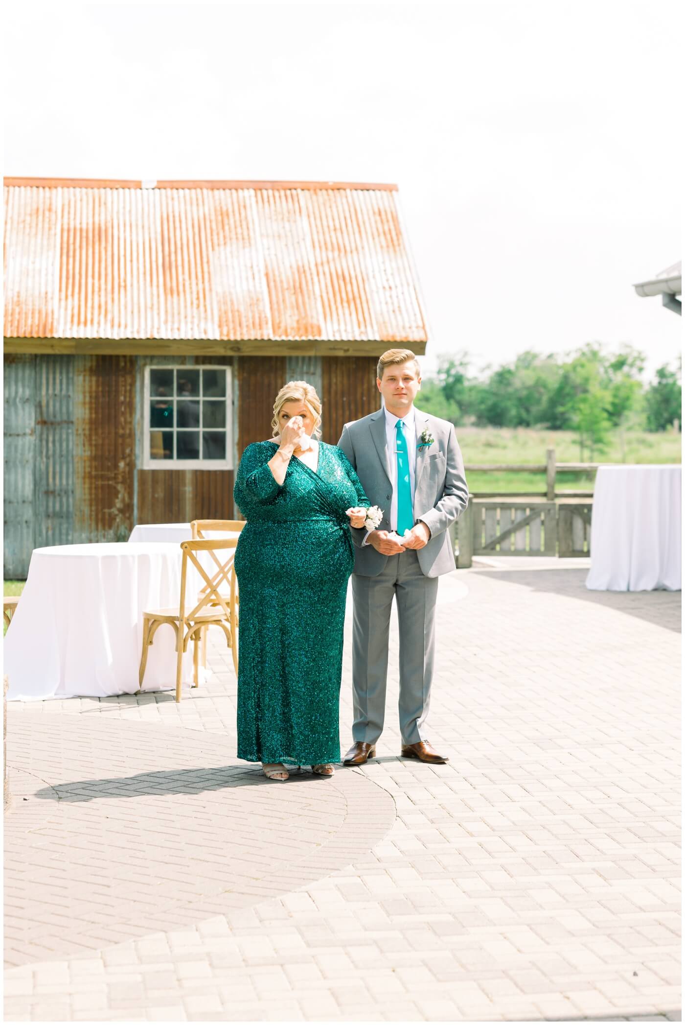 Mom and brother cry watching the bride's first look with her dad
