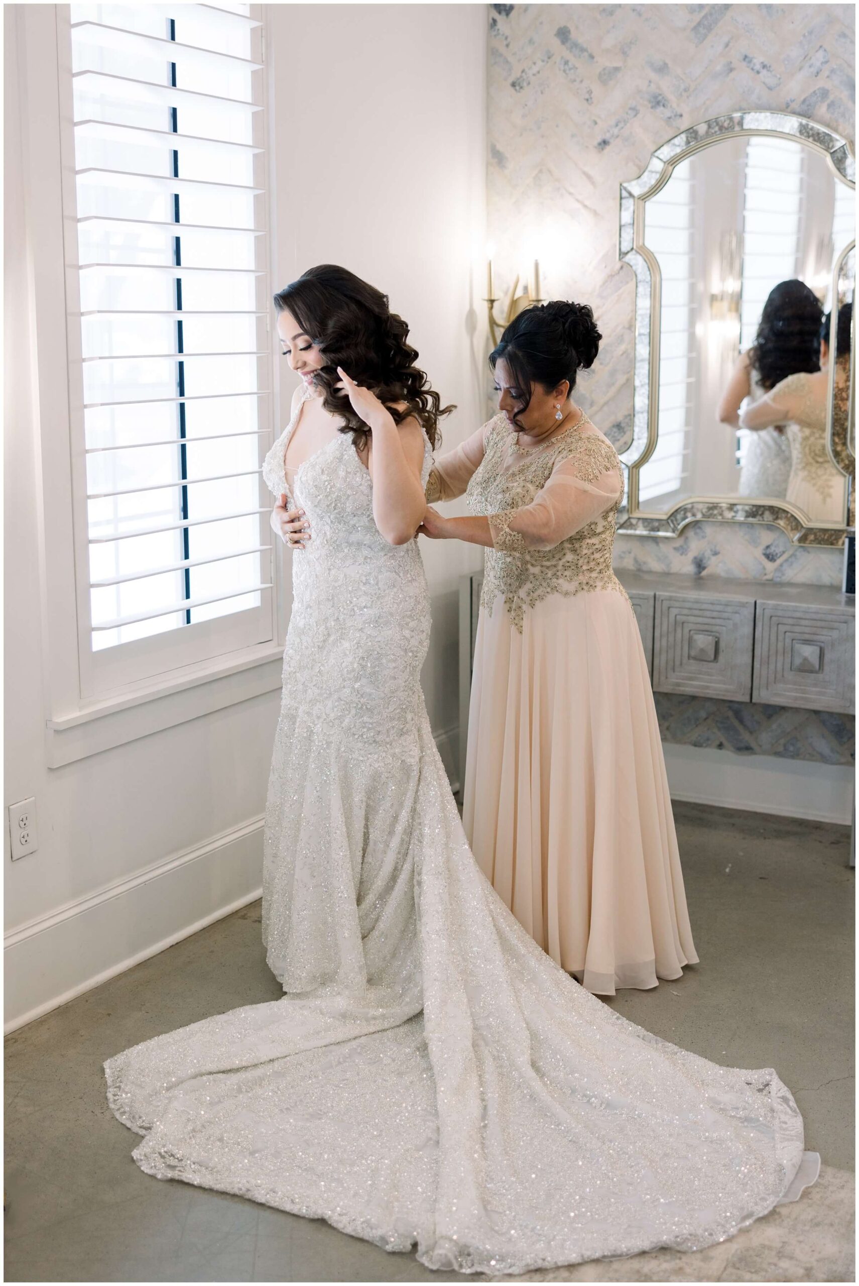 The bride gets ready with her family at the Peach Orchard venue