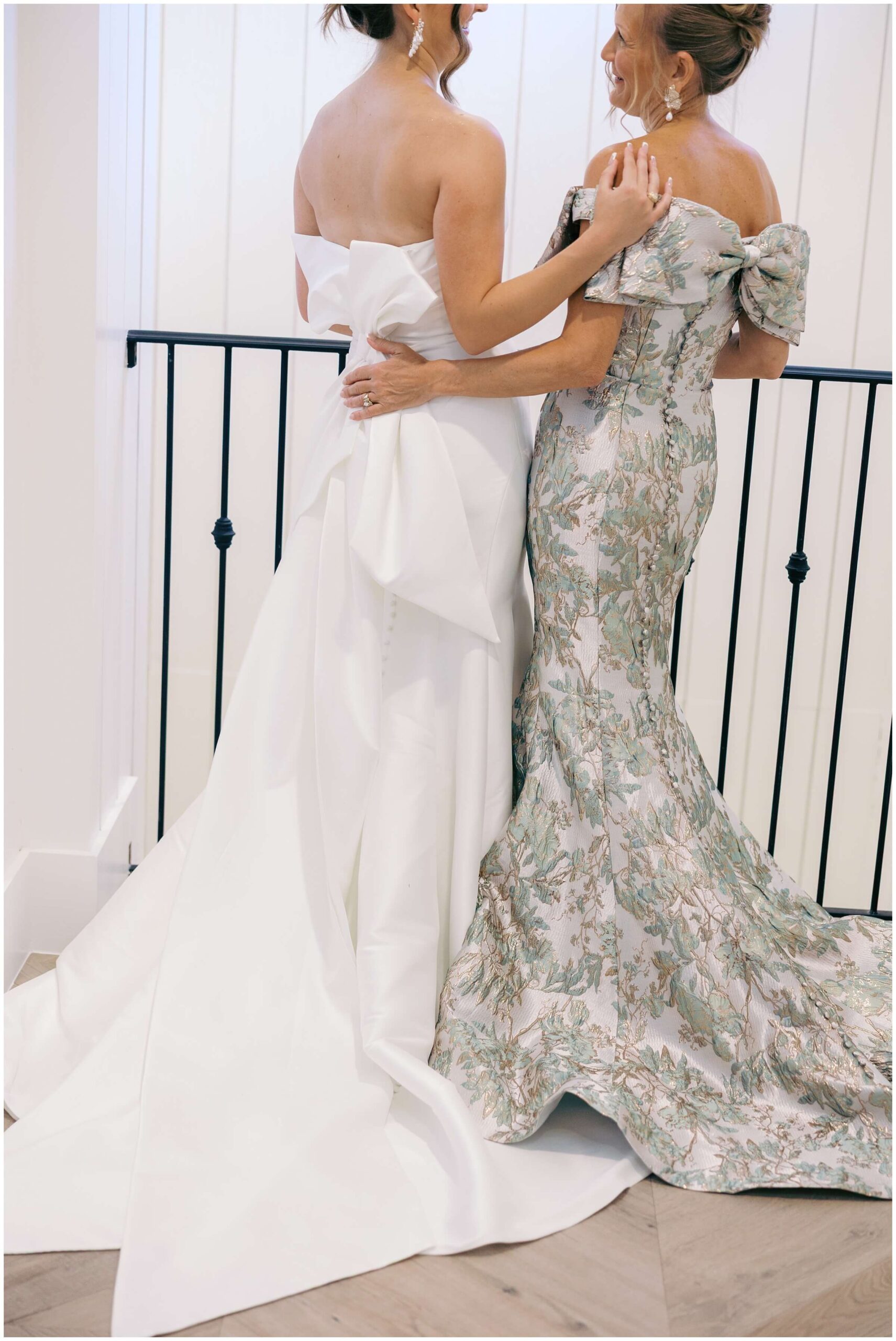 Getting ready at the blue Magnolia | Destination wedding photographer