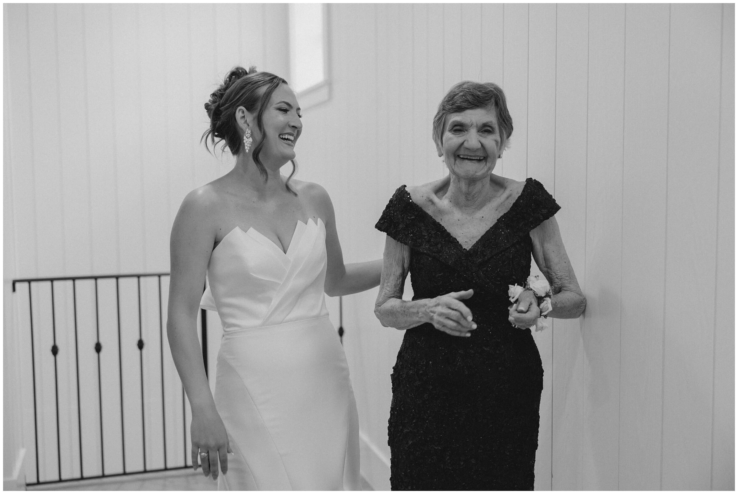 Getting ready at the blue Magnolia | Destination wedding photographer
