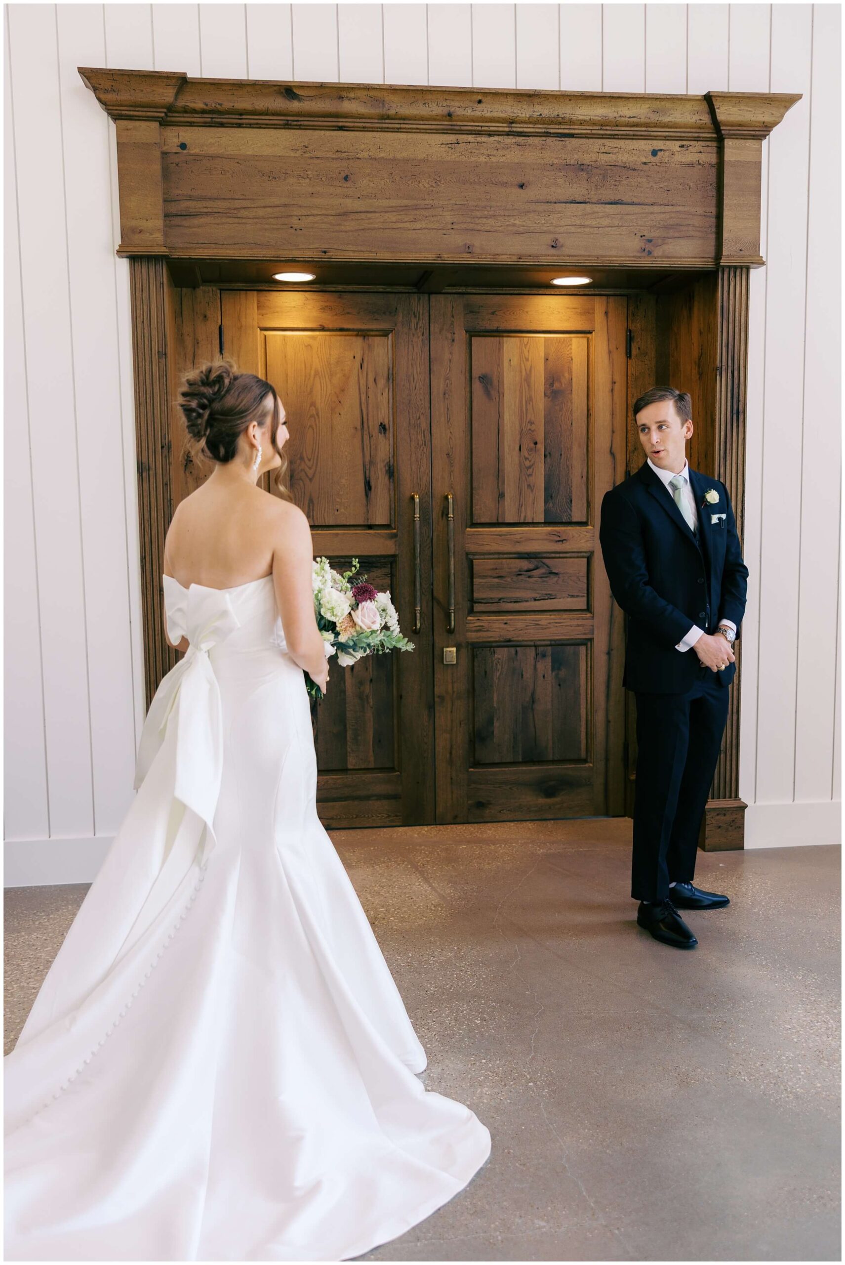 Getting ready at the blue Magnolia | Destination wedding photographer
