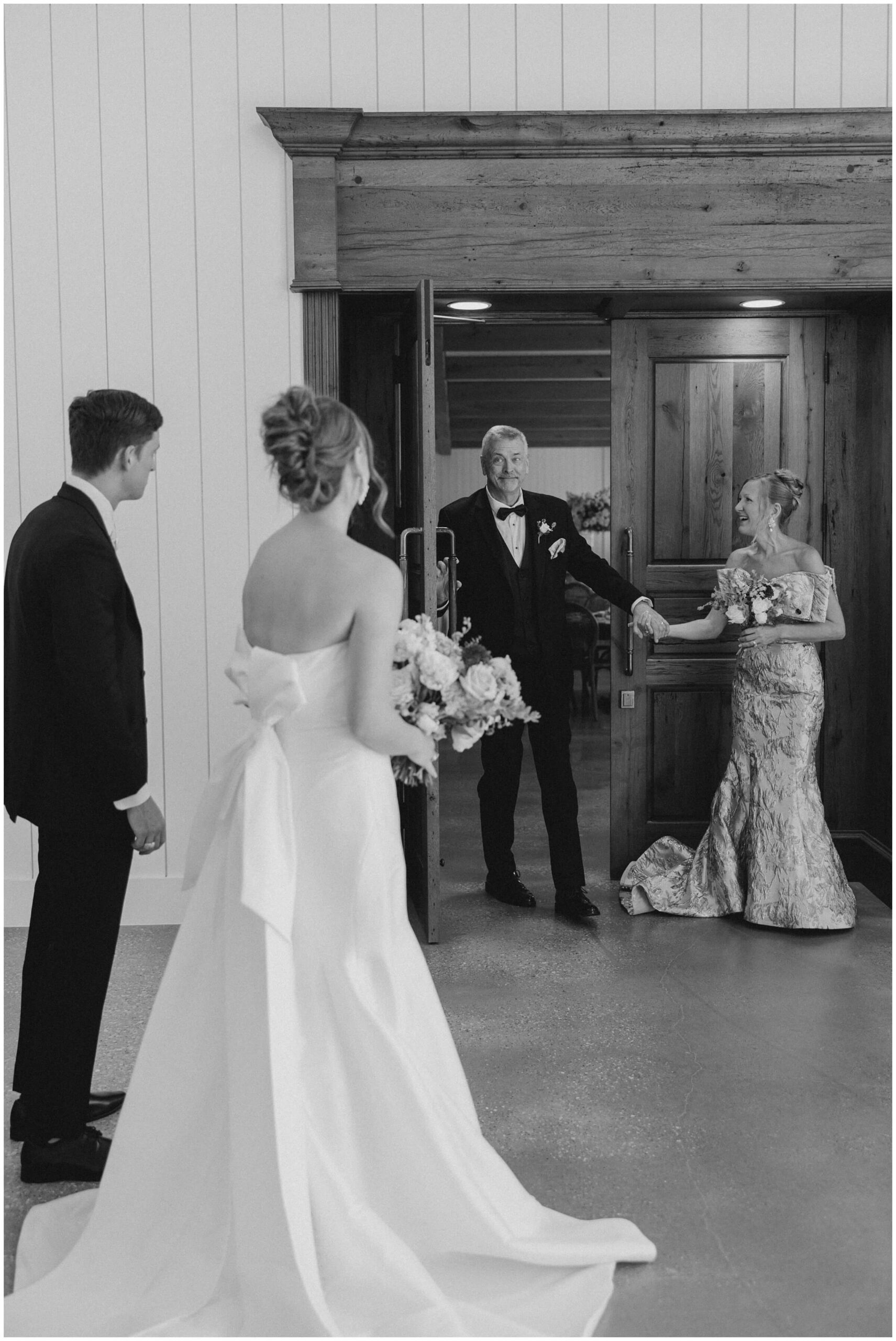 Getting ready at the blue Magnolia | Destination wedding photographer