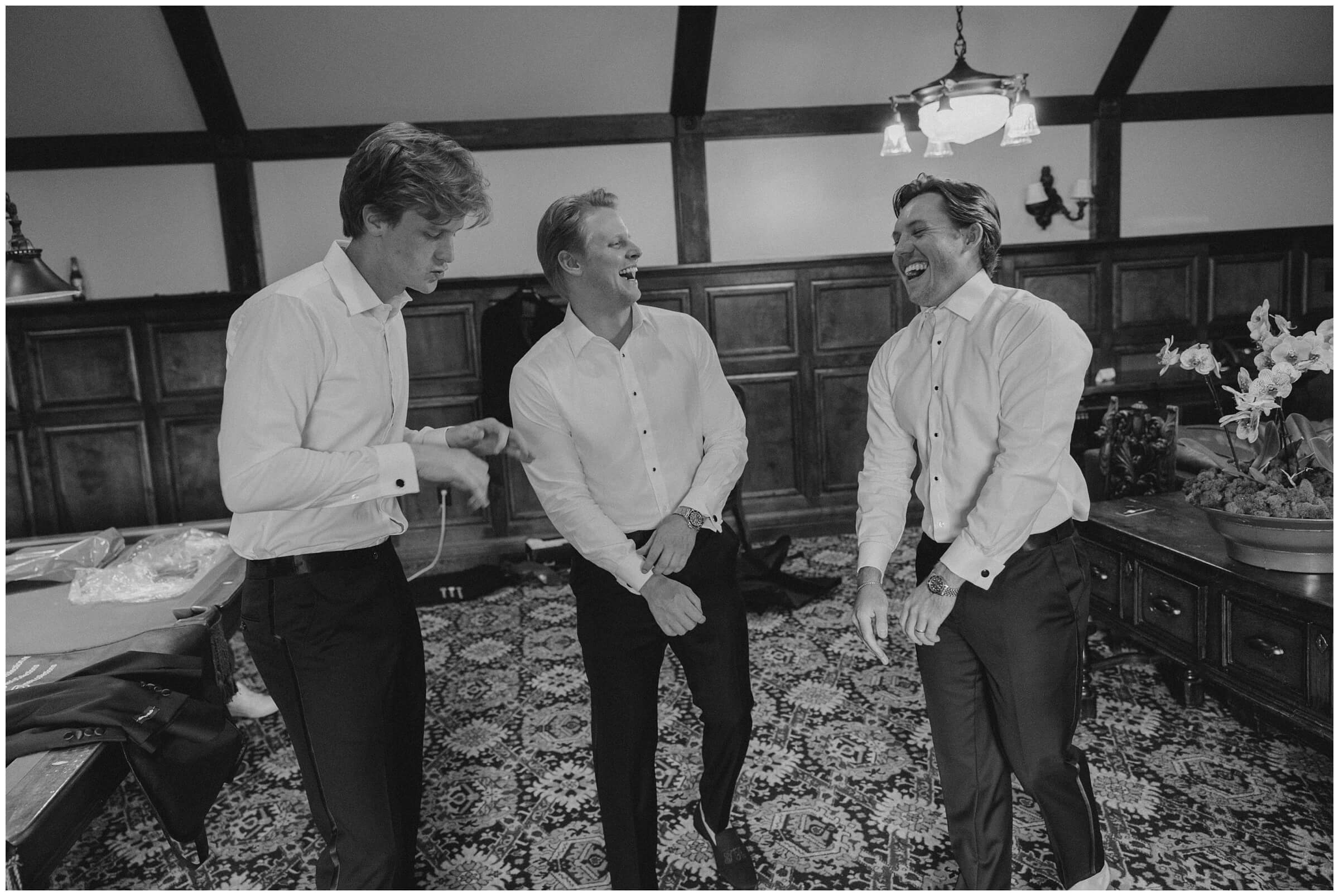 Missouri wedding photographer | The groom and groomsmen getting ready on his wedding day at big cedar lodge
